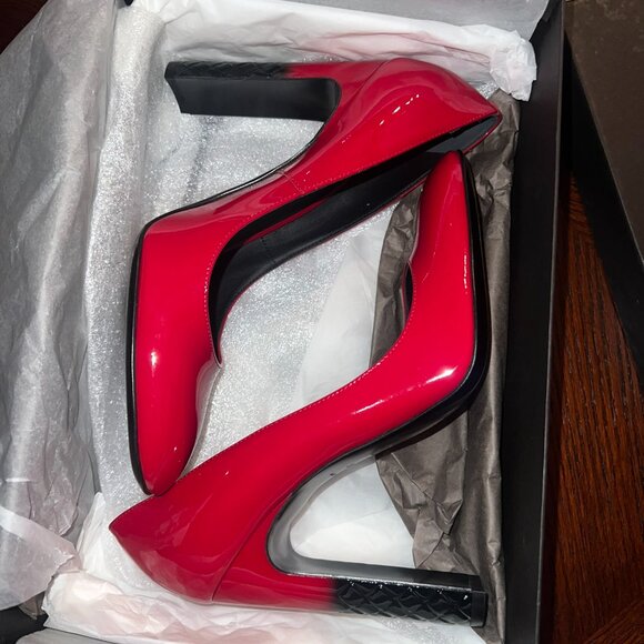 Bottega Veneta Isabella china red patent rounded toe pumps, 4.5" heels - Picture 4 of 5